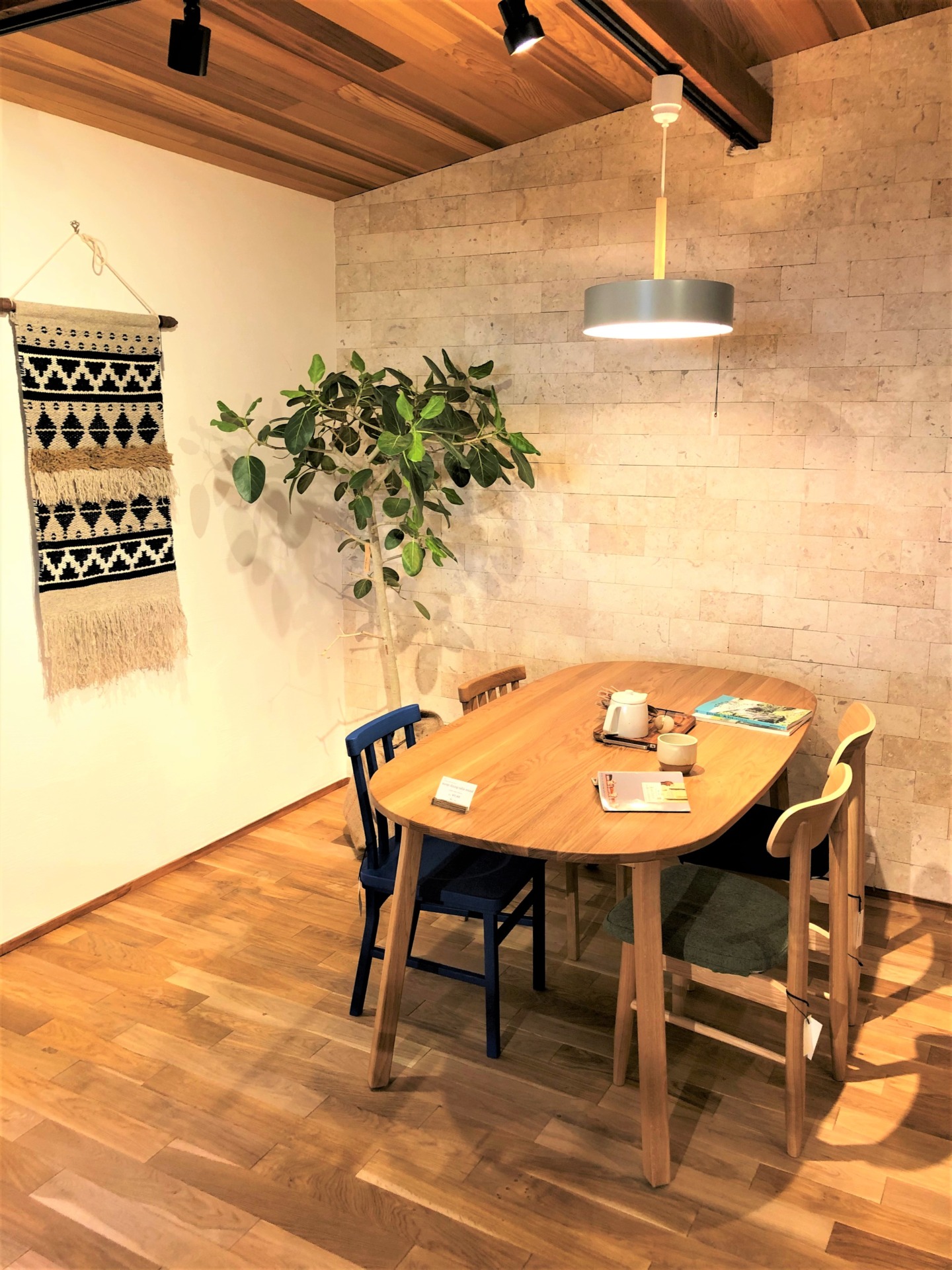 モデルルーム家具屋 無垢の木と漆喰壁に包まれるモデルルーム【KOYA STOCK】 - NICO