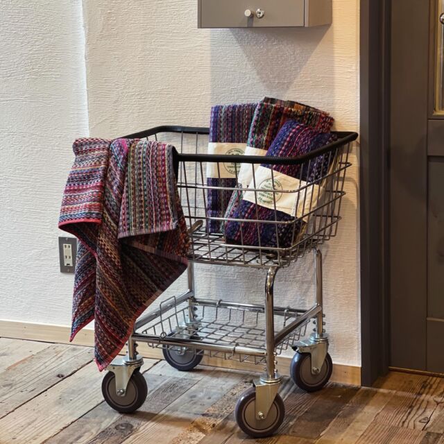 ¨̮⃝  PUEBCO
CLUBHOUSE MULTICOLOR TOWEL  工場に眠っていたデッドストックのタオル生地をリユースして生まれた一枚。  ループ付きで使い勝手もよく、ビーチやバスルームはもちろん、インテリアのアクセントにも◎  75×140cmの大判サイズでしっかり包み込む心地良さ。
一点ごとに異なる表情も魅力です¨̮⃝¨̮⃝  #ニコ家具 #ニコストックファニチャー #青森市ニコニコ通り 
#青森市インテリアショップ