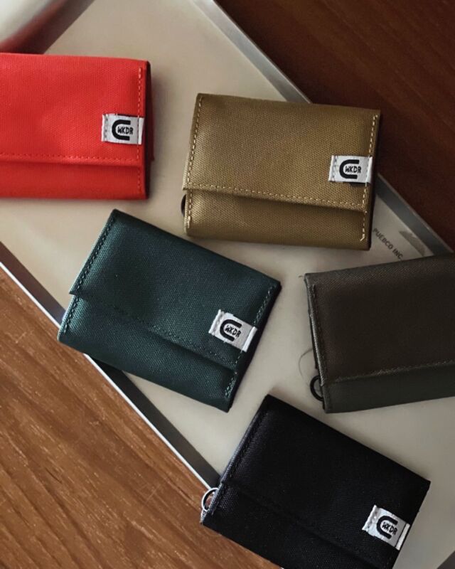 ¨̮⃝  身軽にお出かけしたい日に✨️  コルリのコインケースが入荷しました！  手のひらサイズなのに、
紙幣・小銭・カードをしっかり収納◎  小さめバッグにもすっきり収まるので、
普段使いはもちろん、旅行やアウトドアにもおすすめです🎶  軽くて使いやすく、
シンプルなデザインで長く愛用できるのも嬉しいポイント。  毎日の相棒にいかがですか？¨̮⃝  #ニコ家具 #ニコストックファニチャー #青森市インテリアショップ #青森駅前 #ニコニコ通り