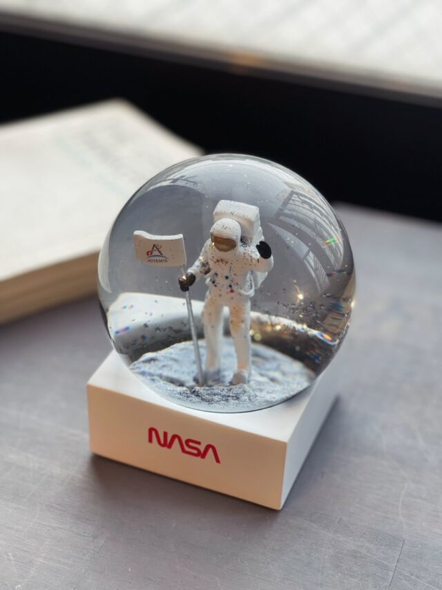 ¨̮⃝  月面に立つ宇宙飛行士と「ARTEMIS」の旗を閉じ込めた、ロマンあふれるNASAデザインのスノードーム。  ドームをそっと揺らすと、銀色の粒子がふわりと舞い、幻想的な月面の景色が広がります。  背面には、NASAの理念「For the benefit of all」の文字を刻印。  光の当たり方や時間帯によって表情を変え、飾るたびに違った魅力を楽しめます。  宇宙やサイエンスが好きな方へのギフトにもおすすめです🚀✨  #ニコ家具 #ニコストックファニチャー #青森市インテリアショップ #青森駅前 #ニコニコ通り