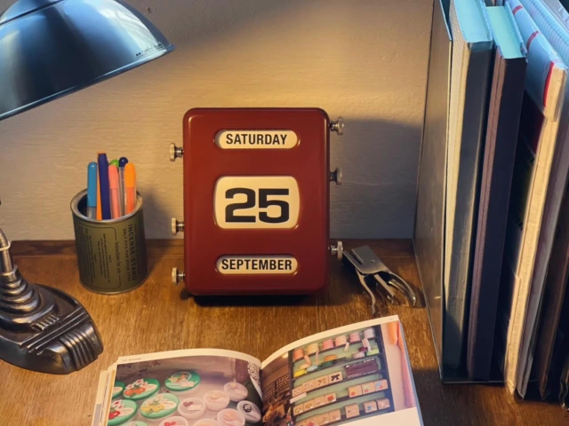 ¨̮⃝
⁡
毎日使い続けるものだからこそ、時間とともに愛着が深まる。  スチール製の「Perpetual Calendar（万年カレンダー）」が入荷しました。  左右のダイヤルを回すことで、曜日・日付・月をゆっくりと切り替えられる、アナログならではの仕組み。  1日に一度、自分の手で時間を進める。
そんなひと手間が、忙しい日々の中に小さなリズムを生み出してくれます。  使うたびに感じる、アナログならではの心地よさも魅力のひとつ。  新生活を迎える方への贈り物にもおすすめです🎶
⁡
⁡
#ニコ家具 #ニコストックファニチャー 
#青森駅前ニコニコ通り #万年カレンダー