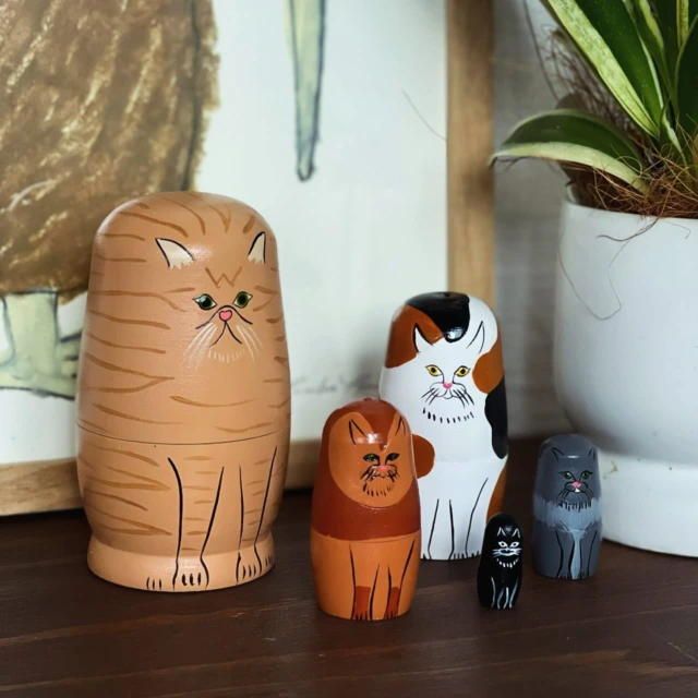 ¨̮⃝
⁡
ロシアの伝統的な人形「マトリョーシカ」を、身近で愛らしい猫をモチーフに仕上げました。  ひとつひとつ開けていくと、異なる猫種の猫たちが次々に登場します🐾
手描きならではの温かみと、それぞれの表情の違いもお楽しみください。  ちょこんとした可愛らしい尻尾にも、思わず癒されますよ🎶  猫好きの方への贈りものにもおすすめです🎁
お部屋に飾って、ぜひ猫たちの愛らしさをお楽しみください。
⁡
#ニコ家具 #ニコストックファニチャー 
#青森駅前ニコニコ通り